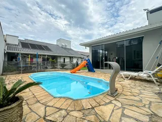 Foto de uma área externa com piscina e deck em Lajeado, Brasil.