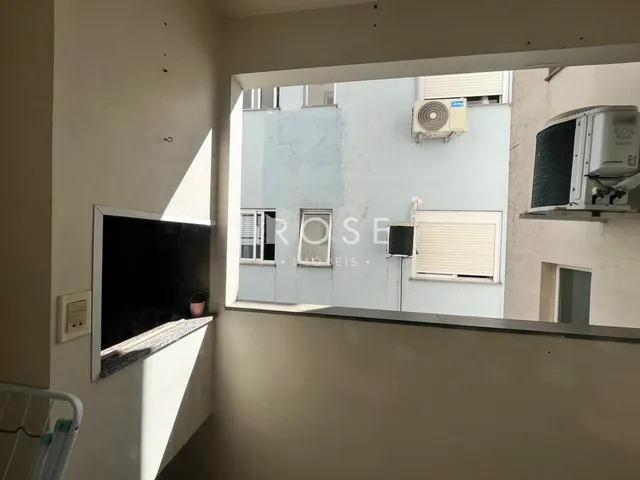 Vista da fachada de um prédio em Lajeado, Brasil, mostrando unidades externas com aparelhos de ar condicionado.