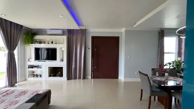Sala de estar com lareira e televisão.