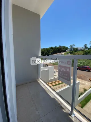 Vista externa de um terraço com grade branca em um imóvel em Lajeado.