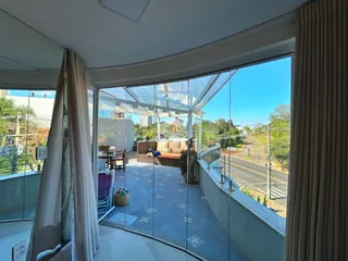 Vista da sala com vista para a rua e área externa.