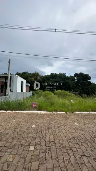 Vista da fachada de uma residência em Lajeado, Brasil, com vegetação ao fundo.