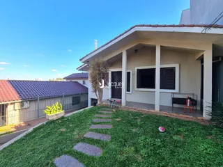 Fachada de uma casa em Lajeado, Brasil, com jardim gramado na frente.