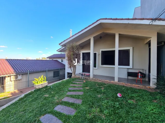 Fachada de uma casa em Lajeado, Brasil, com jardim gramado na frente.
