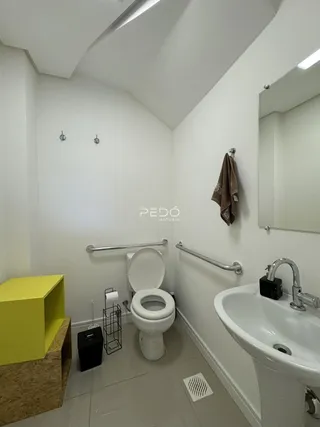 Foto de um banheiro com pia e vaso sanitário em um imóvel.