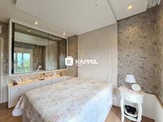Quarto com cama e cabeceira decorada em um ambiente claro.