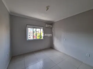Ambiente interno com piso de cerâmica e janela na sala.