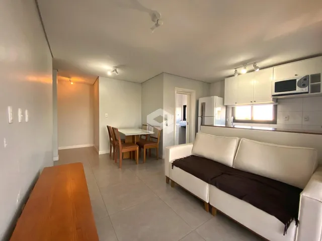 Sala de estar e jantar com cozinha em apartamento no Brasil.