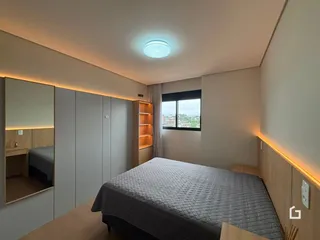 Quarto moderno com armários embutidos e iluminação embutida.