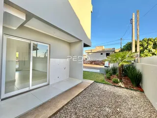 A fachada de uma casa em Lajeado, Brasil, com portas de vidro que dão acesso ao quintal.