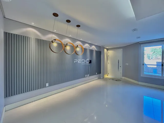 Ambiente interno moderno com paredes cinzas e piso claro em um imóvel.