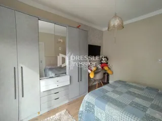 Quarto com guarda-roupa e cama.