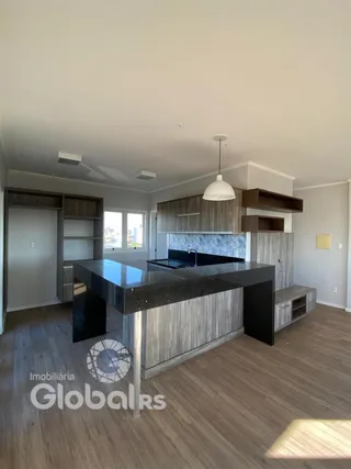 Vista da cozinha moderna com ilha e armários em madeira.
