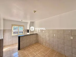 Foto de uma cozinha com piso de cerâmica e revestimento de parede bege.