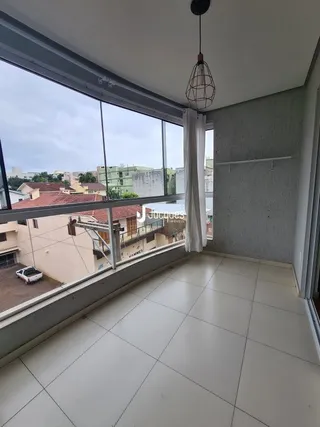 Vista de uma sala com grande janela de vidro em Lajeado, Brasil.
