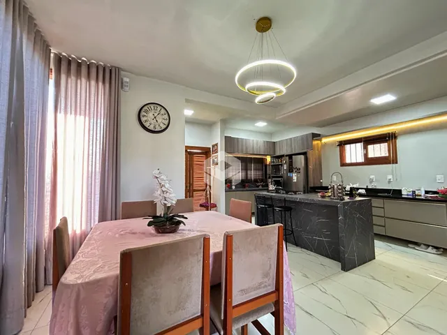Ambiente de jantar com mesa e cadeiras em um imóvel no Brasil.