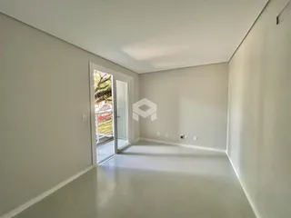 Interior de um corredor com porta de vidro que dá acesso ao exterior.