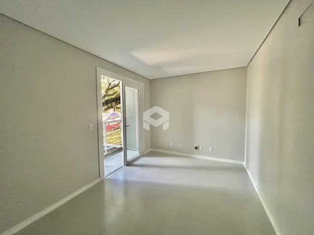 Interior de um corredor com porta de vidro que dá acesso ao exterior.