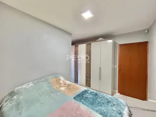 Quarto com cama e armário de madeira na sala.