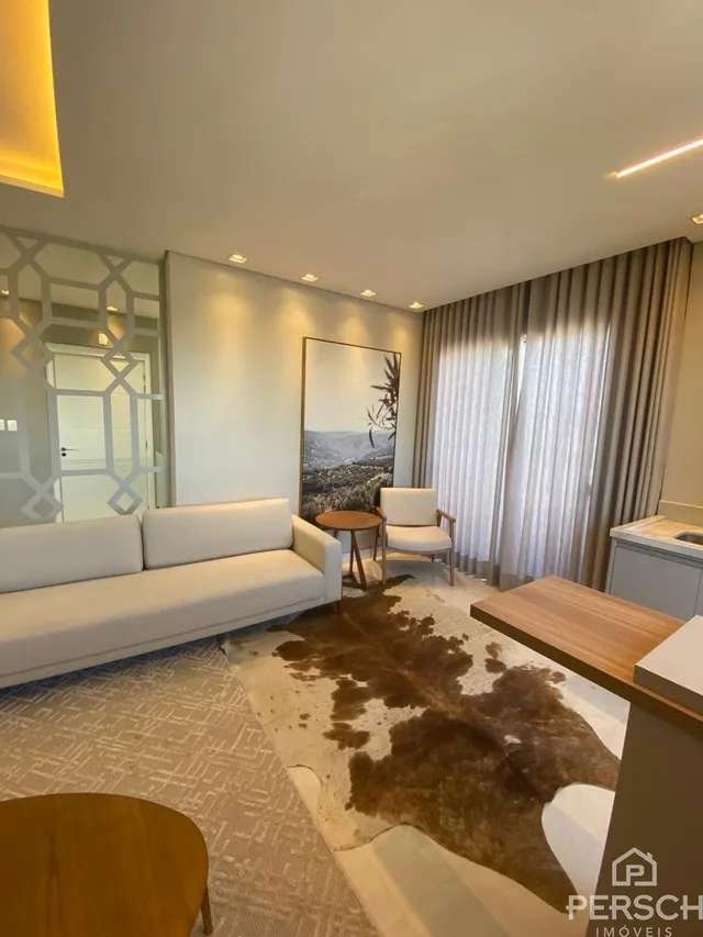 Sala de estar com sofá claro e decoração moderna.