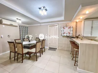 Foto de uma sala de jantar com mesa e cadeiras em um imóvel em Lajeado.