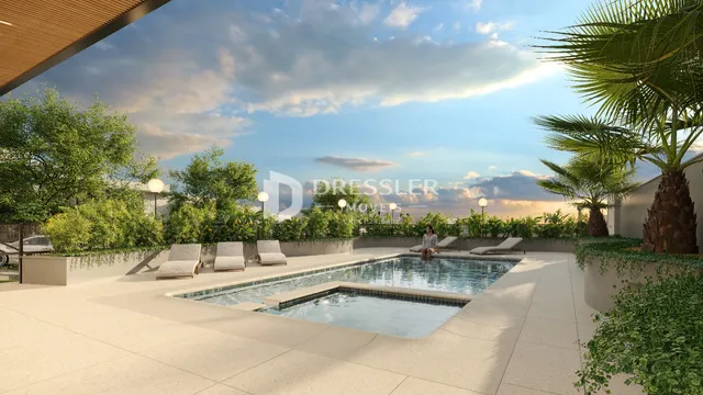 Vista externa de uma piscina e área de lazer em uma propriedade.