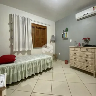Quarto com cama e armário em ambiente interno.