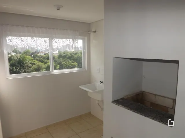 Vista interna de um cômodo com janela e pia em Lajeado, Brasil.