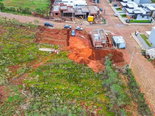 Vista aérea de um terreno em Lajeado, Brasil, com área em construção.