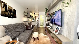Sala de estar com sofá e decoração moderna em imóvel no Brasil.
