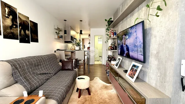 Sala de estar com sofá e decoração moderna em imóvel no Brasil.