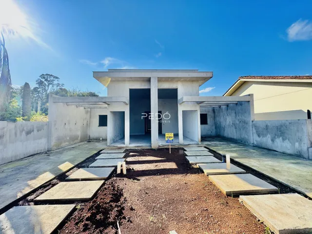 Fachada de uma construção em Lajeado, Brasil, com entrada aberta.