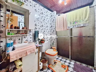 Foto de um banheiro com azulejos decorativos e bancada de apoio.