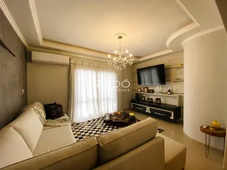Sala de estar com sofá e decoração moderna em um imóvel brasileiro.