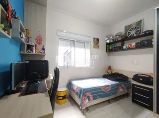 Quarto com cama e armário em um imóvel no Brasil.