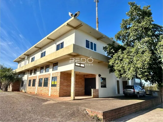 Fachada de um imóvel residencial em Lajeado, Brasil, com varanda e telhado de duas andares.