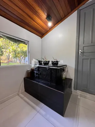 Ambiente interno com janela e porta de madeira.