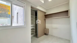 Interior de um cômodo com janela e armário aberto.