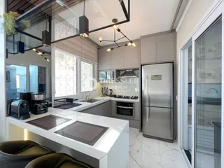 Cozinha moderna com armários e eletrodomésticos em um apartamento no Brasil.
