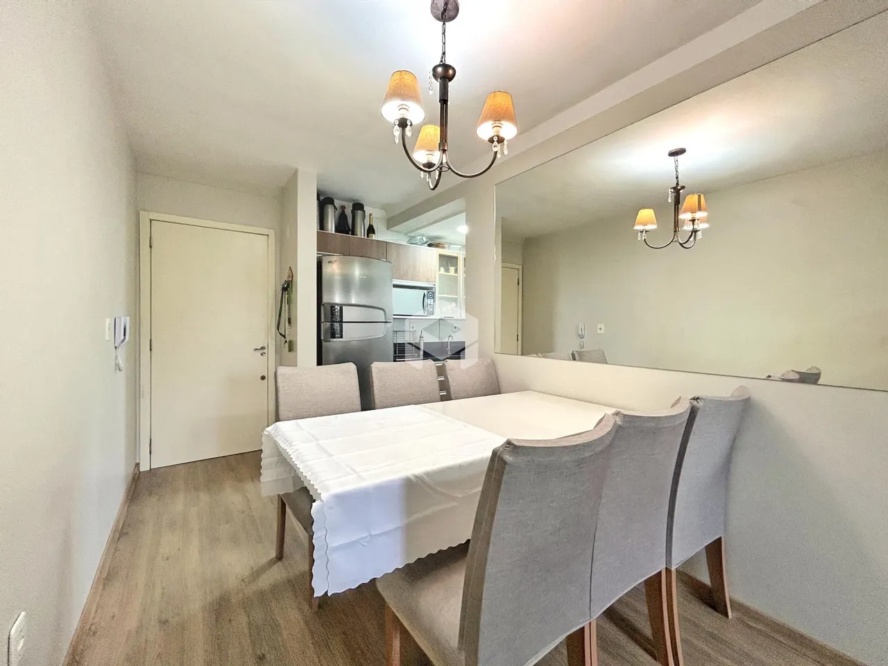 Ambiente interno de uma sala com decoração moderna.