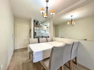 Ambiente interno de uma sala com decoração moderna.