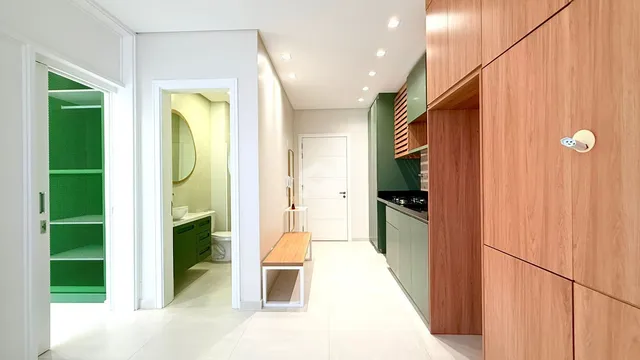 Hall de entrada de um apartamento moderno com paredes brancas.