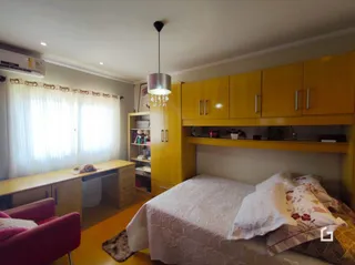 Quarto com cama e armários amarelos