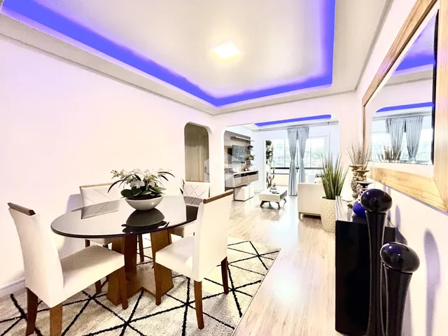 Ambiente de sala de jantar e estar com piso de madeira clara.
