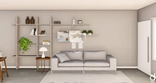 Sala de estar com sofá e estantes em ambiente claro.