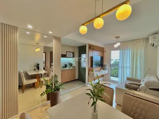 Sala de estar com iluminação moderna e vista para a área externa.