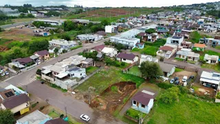 Vista aérea de um bairro residencial em Lajeado, mostrando diversas casas e áreas verdes.