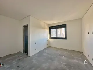 Foto de um cômodo vazio com paredes brancas e piso de concreto.