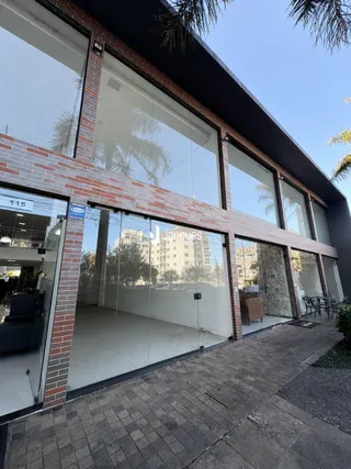 Fachada moderna de um imóvel em Lajeado, Brasil, com grandes janelas de vidro.