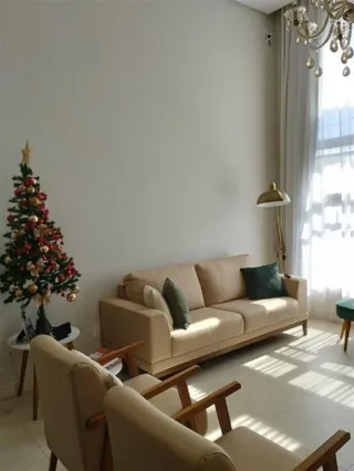 Sala de estar com sofá e poltronas em ambiente claro.